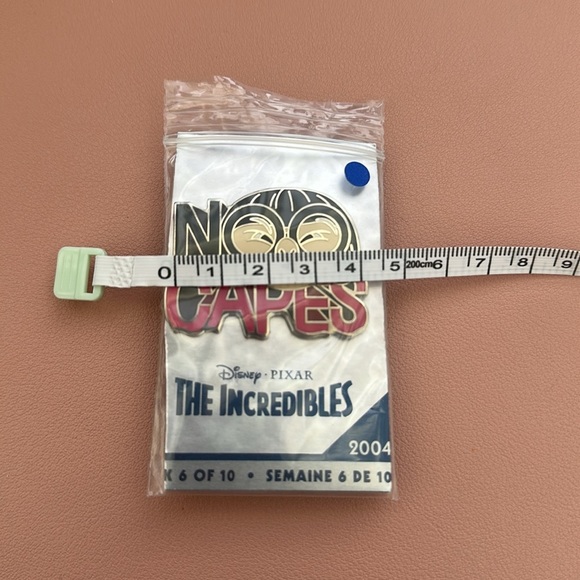 Disney Store Exclusive Pixar Edna Mode The Incredibles No Capes Pin 2004 - Picture 3 of 4